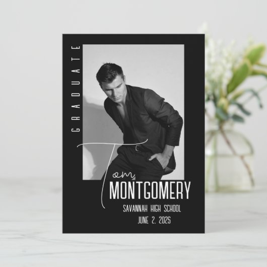 シンプルなブラックの写真付き卒業発表 招待状 (スタンド正面)