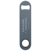 シンプルなブルーのタイプライター ウェディングギフト スピード栓抜き (裏面)