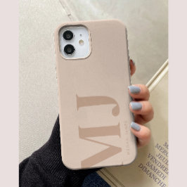 シンプルなベージュの特大イニシャル オーダーメイド iPhone 15ケース