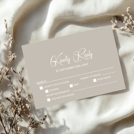 シンプルなベージュの結婚式RSVP+メニューオプション 出欠カード