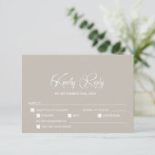 シンプルなベージュの結婚式RSVP+メニューオプション 出欠カード (スタンド正面)