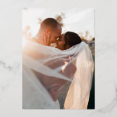 シンプルなホワイトゴールドの箔押し モダンなカップルの写真 ウェディング 箔招待状 (裏面)