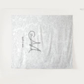 シンプルなホワイト エレガント モノグラム ウェディング フォトブース タペストリー (正面(横))