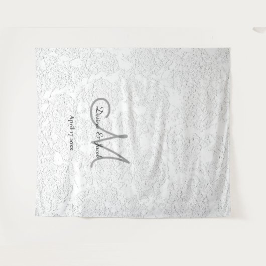 シンプルなホワイト エレガント モノグラム ウェディング フォトブース タペストリー (正面(横))