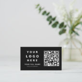 シンプルなミニマリストの黒のビジネス ロゴと QR コード 名刺 (スタンド正面)