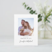 シンプルなミニマルデザインのSave the Date ポストカード (スタンド正面)