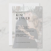 シンプルなモダンなタイポグラフィーの写真オーバーレイ結婚式 招待状 (正面)