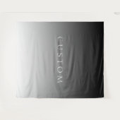 シンプルなモダングレーのオンブレグラデーションにエレガントなテキスト タペストリー (正面(横))