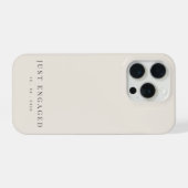 シンプルなモダンタイプのソフトベージュの"Just Engaged"デザイン iPhoneケース (裏面横)