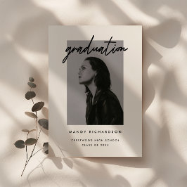 シンプルなモノクロのスクリプト写真 卒業式 招待状