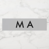 シンプルなモノグラム あなたの名前のイニシャルを入れて ミニマルなデザインの男性用 ペットボトルラベル (シングルラベル)