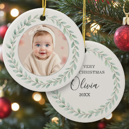 シンプルなユーカリの赤ちゃんの最初のクリスマス 写真 セラミックオーナメント