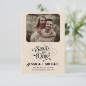 シンプルなルスティック ミニマル エレガント 編集可能な結婚式 セーブザデート (スタンド正面)