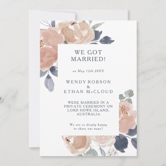 シンプルなルースド フラワーのエロプメント アナウンスメント 招待状 (正面)