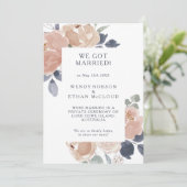 シンプルなルースド フラワーのエロプメント アナウンスメント 招待状 (スタンド正面)