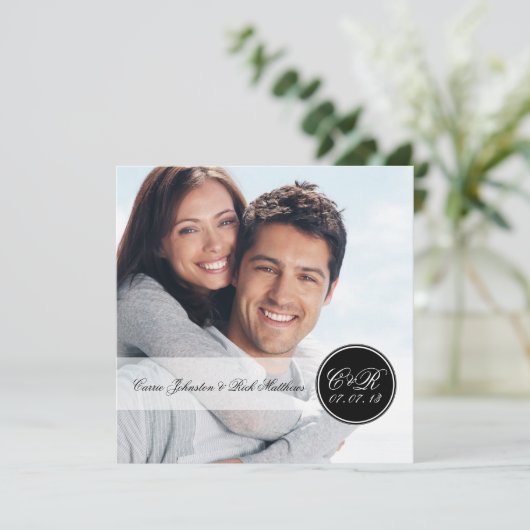 シンプルな二重イニシャルの写真の結婚式の正方形 招待状 (スタンド正面)