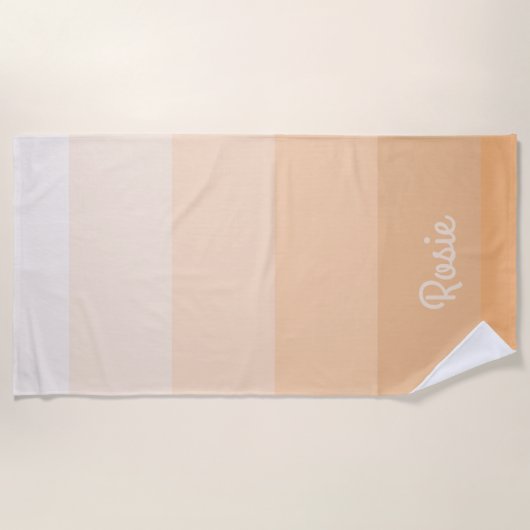 シンプルな勾配のモモは名前をカスタムすると縞で飾ります ビーチタオル (正面)