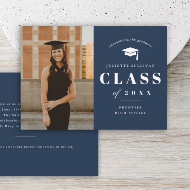 シンプルな卒業記念フォトカード (Budget classic typography blue and white graduation photo invitation announcement cards.)