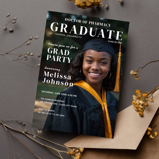 シンプルな卒業記念誌の表紙に着想を得た卒業式 招待状