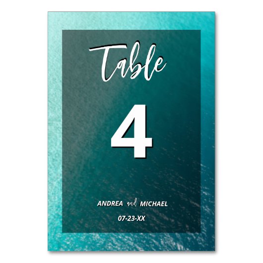 シンプルな夏のビーチ オーシャン トロピカル セッティング ウェディング テーブルナンバー (正面)