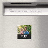 シンプルな太字の白いテキストと写真のDad Established マグネット (インサイチュ (食洗機))