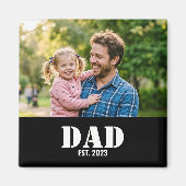 シンプルな太字の白いテキストと写真のDad Established マグネット (正面)