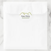 シンプルな山のステッカー Keep Hiking Mountains ラウンドシール (バッグ)