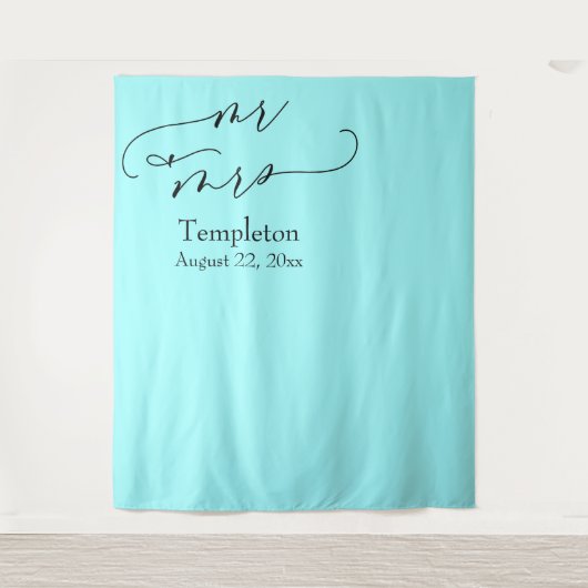 シンプルな左寄せアクアフォトバックドロップ（Mr. & Mrs.） タペストリー (正面)