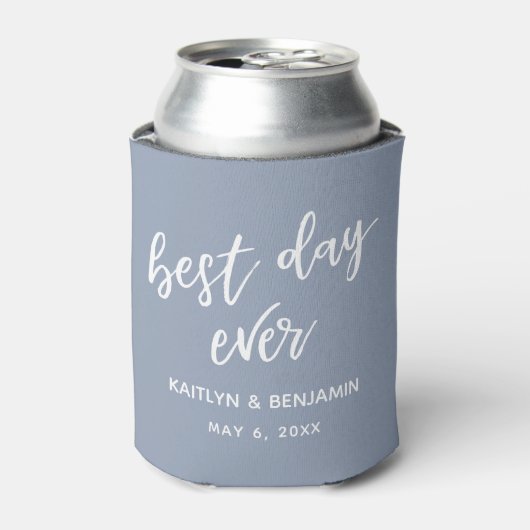 シンプルな手書きの文字で「Best Day Ever」ダスティブルー 缶クーラー (缶正面)