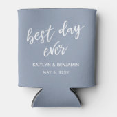 シンプルな手書きの文字で「Best Day Ever」ダスティブルー 缶クーラー (正面)