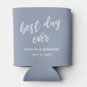 シンプルな手書きの文字で「Best Day Ever」ダスティブルー 缶クーラー (裏面)