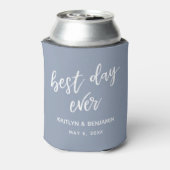 シンプルな手書きの文字で「Best Day Ever」ダスティブルー 缶クーラー (缶裏面)