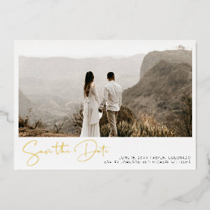シンプルな手書き風スクリプトの3枚の写真で作るSave the Date 箔招待状
