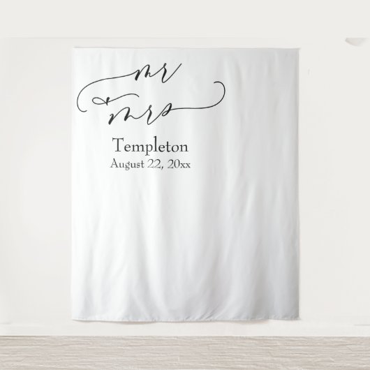 シンプルな手書き風 Mr & Mrs 左寄せフォトバックドロップ タペストリー (正面)
