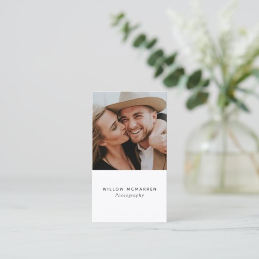 シンプルな最小主義の粋なタイポグラフィの写真撮影 名刺 (スタンド正面)