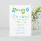 シンプルな洗濯物干しボーイ ベビーシャワー招待状 招待状 (スタンド正面)