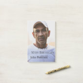 シンプルな男性の50歳の誕生日+名前+写真+年 ポストイット (デスク上)