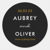 シンプルな白と黒の結婚式の日付モノグラム ラウンドシール (正面)