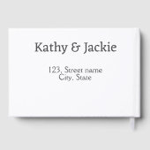 シンプルな白黒のカップル名住所シティ州ラベル ゲストブック (裏面)