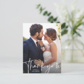 シンプルな筆記体で感謝の気持ちを伝える結婚式の写真 ポストカード (スタンド正面)