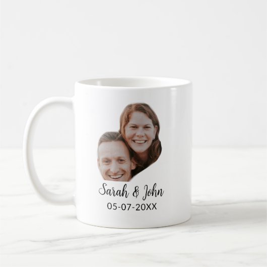 シンプルな結婚式のカップルの顔の写真と名前の日付 コーヒーマグカップ (左)
