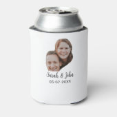 シンプルな結婚式のカップルの顔の写真に名前と日付を追加 缶クーラー (缶裏面)