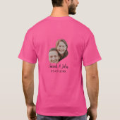 シンプルな結婚式のカップルの顔の写真に名前と日付を追加 Tシャツ (裏面)