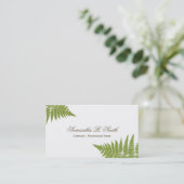シンプルな緑のシダのエレガントな森林デザイン 名刺 (スタンド正面)