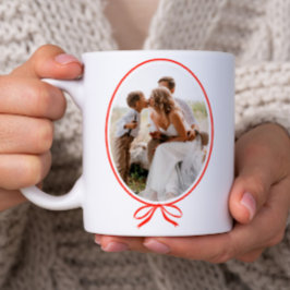 シンプルな赤いリボンのオーバルフォトクリスマス コーヒーマグカップ