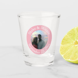 シンプルな赤面のピンクの円形の結婚式の写真 ショットグラス