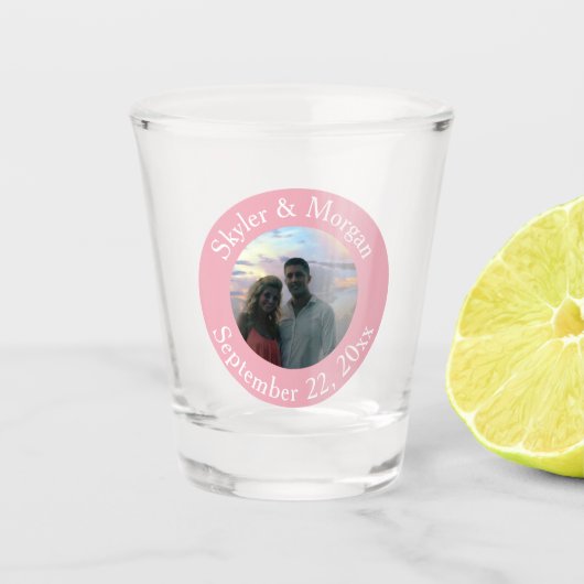 シンプルな赤面のピンクの円形の結婚式の写真 ショットグラス (正面)
