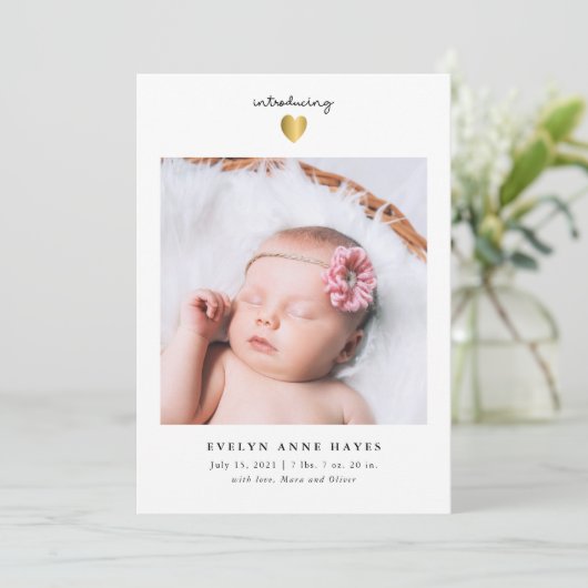 シンプルな金ゴールドのハートのベビーの写真の誕生の発表 招待状 (スタンド正面)