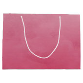 シンプルな金ゴールドのモノグラムとのエレガントなブラシをかけられたピンク ラージペーパーバッグ (裏面)
