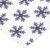 シンプルな青い雪の結晶模様のクリスマス ホリデー テーブルクロス (アングル)